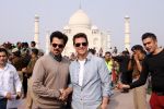 Tom Cruise, Anil Kapoor at the Taj Mahal, Delhi on 3rd Dec 2011 (8).JPG